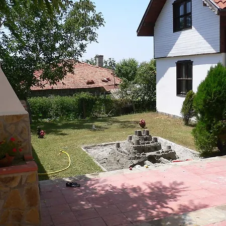 Madara Club And Hotel Kosharitsa